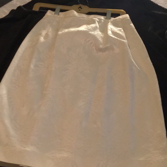 Jessica Howard 3 piece cream suit with skirt, top & pearl jacket size 8 - Picture 8 of 11